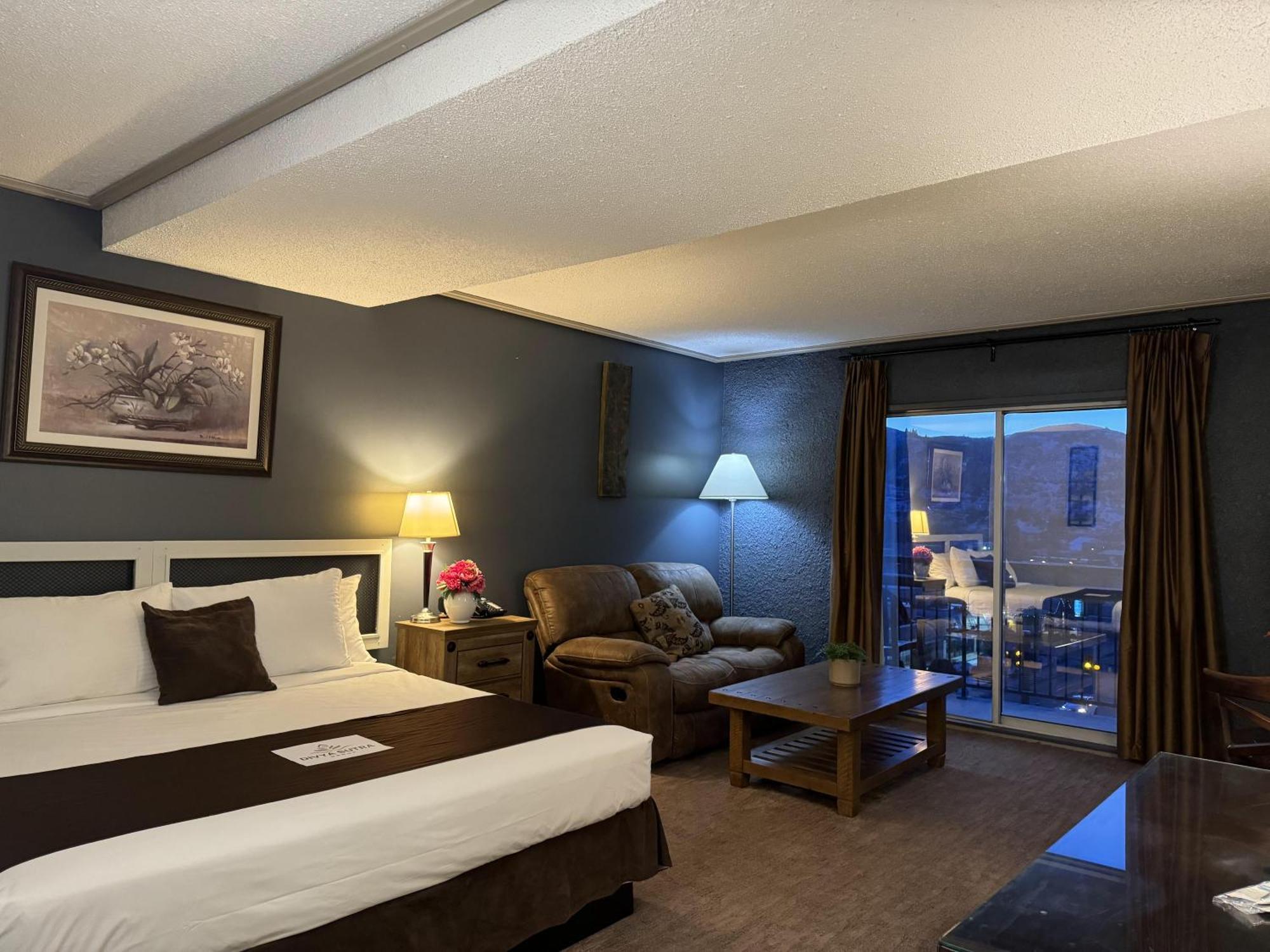 Divya Sutra Plaza And Conference Centre, Vernon, Bc エクステリア 写真