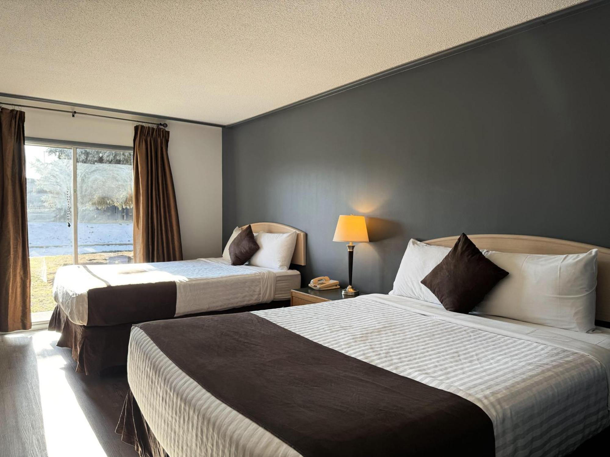 Divya Sutra Plaza And Conference Centre, Vernon, Bc エクステリア 写真