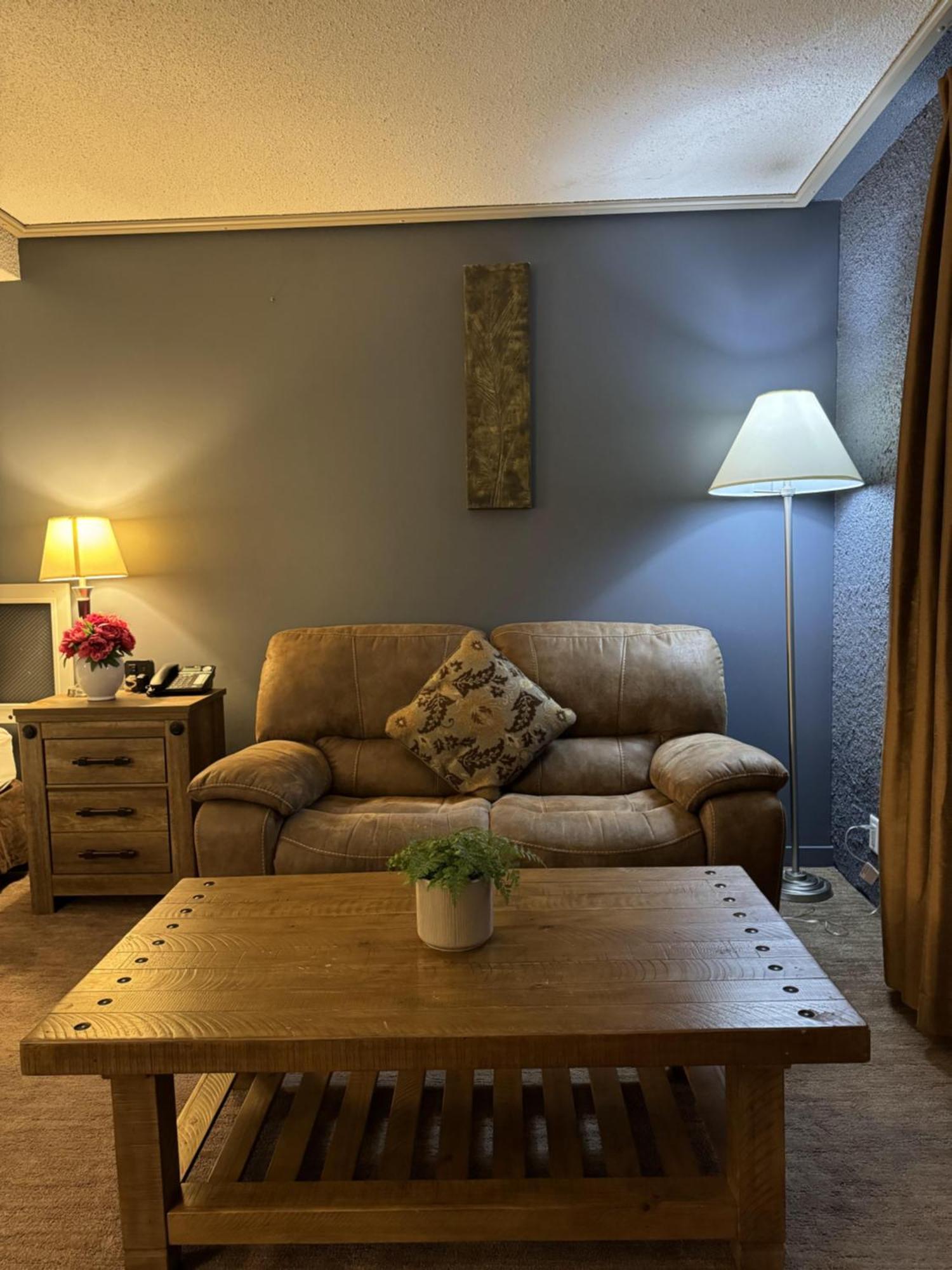 Divya Sutra Plaza And Conference Centre, Vernon, Bc エクステリア 写真