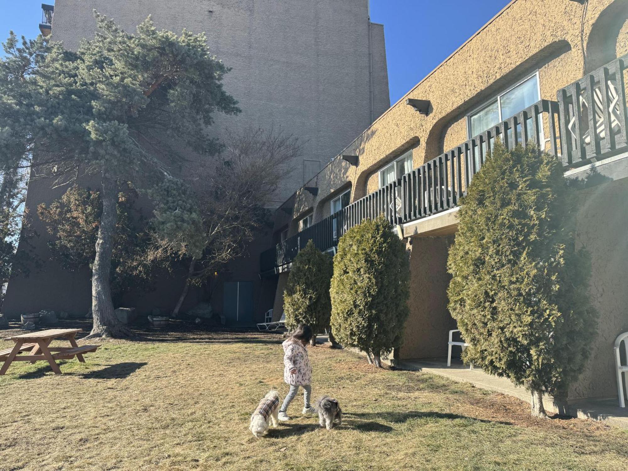 Divya Sutra Plaza And Conference Centre, Vernon, Bc エクステリア 写真